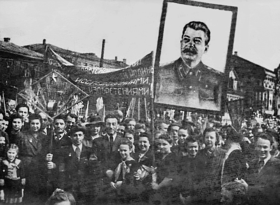 На первомайской демонстрации. 1949 год